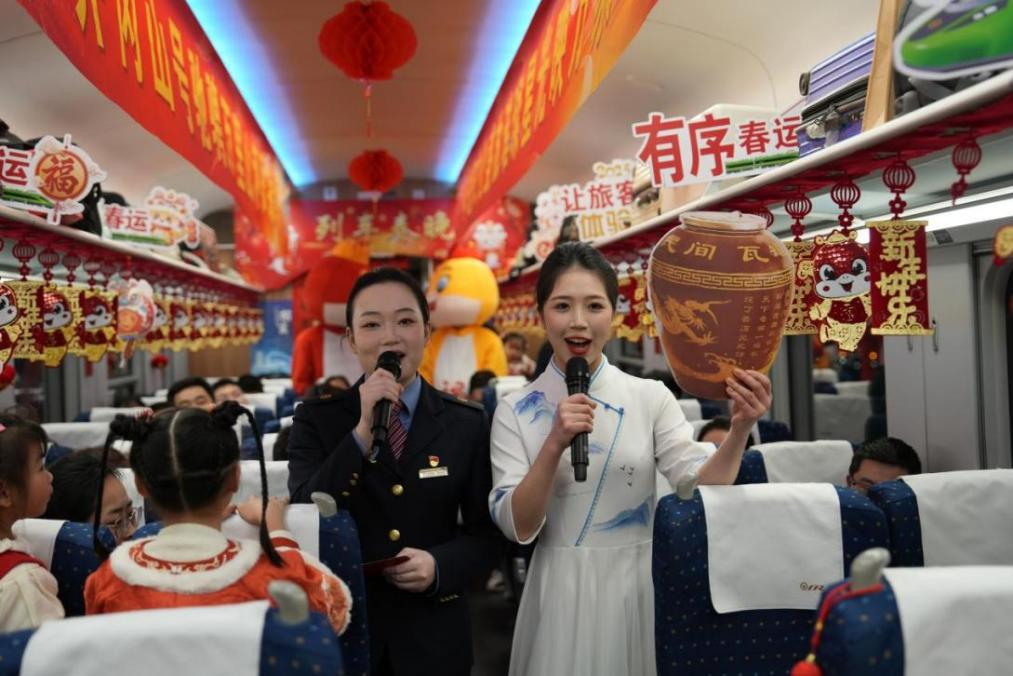 列车乘务员向旅客介绍江西美食——瓦罐汤。人民网 欧阳易佳摄