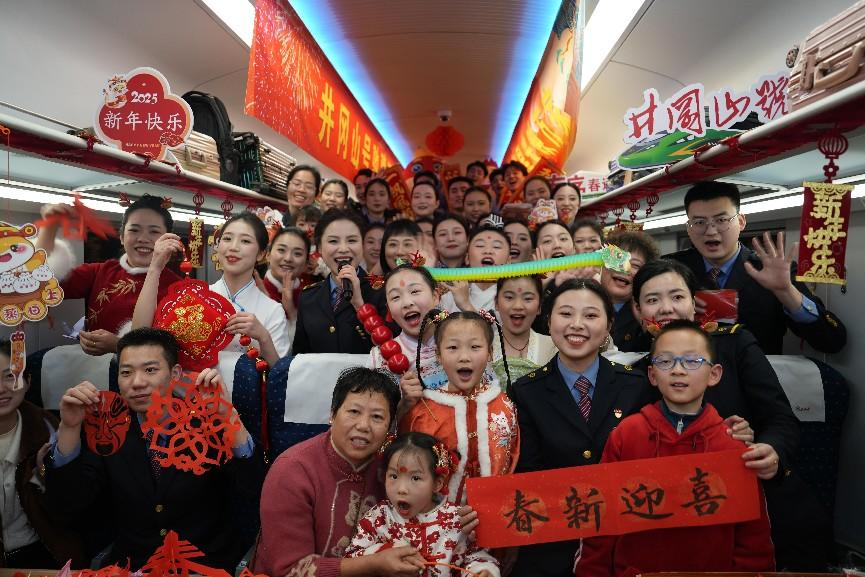 全体演职人员与旅客大合影。人民网 欧阳易佳摄