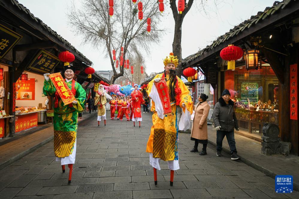 农历腊月初八,四川阆中市启动春节文化系列活动,不少市民游客走进古城,感受中华优秀传统文化的魅力。每年腊月初八,阆中便拉开春节民俗活动序幕,活动将持续至农历二月初二。新华社记者 胥冰洁 摄